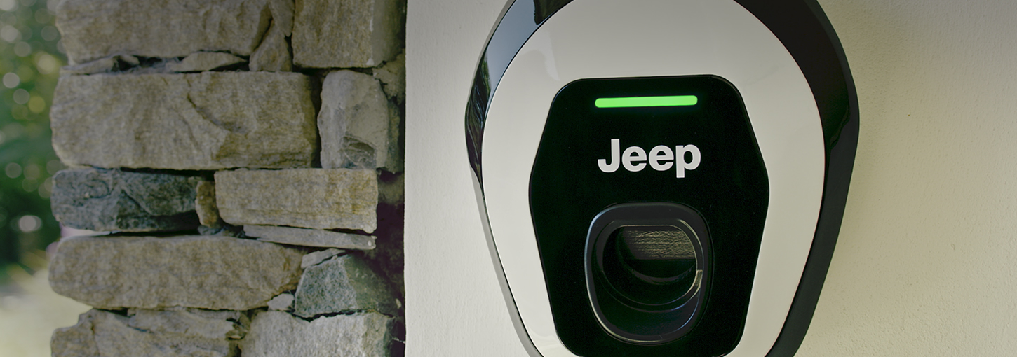 /content/dam/jeep/crossmarket/jeep-phev-3/overview/feature-banner/jeep-renegade-compass-4xe-tab-ricarica-domestica-1450x510.jpg